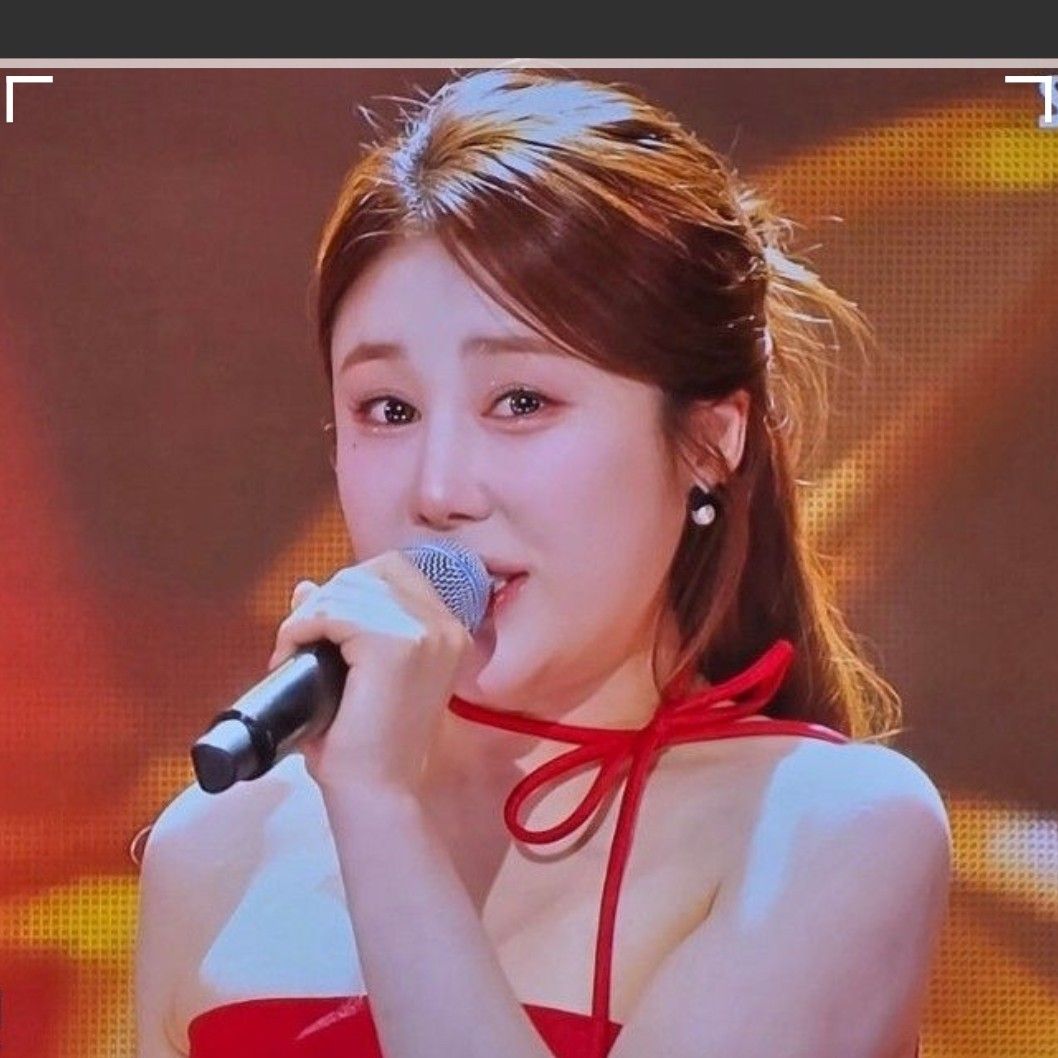 Behind-the-scenes cut of Kim Soyou