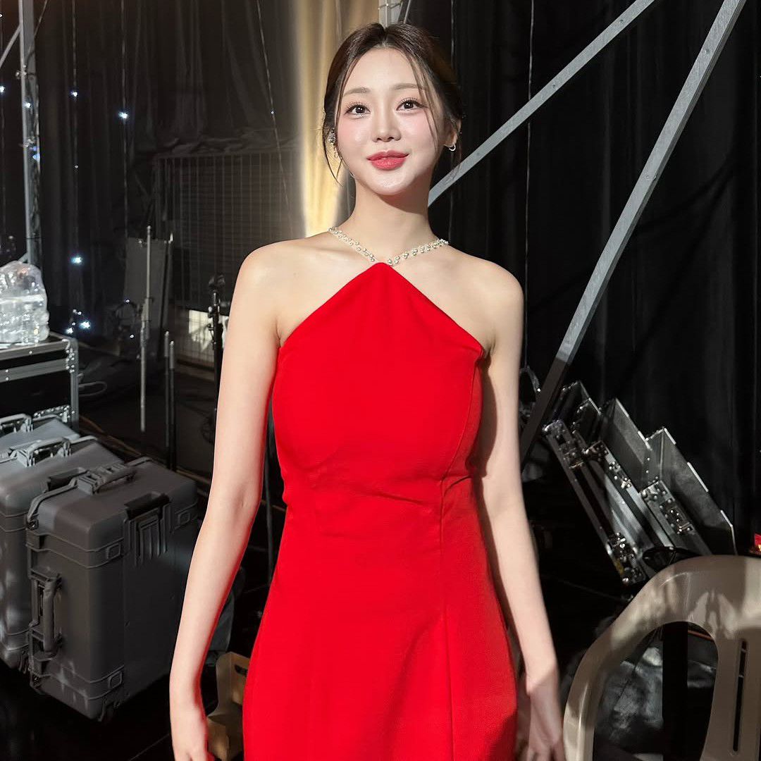 Behind-the-scenes cut of Hong Jiyoon