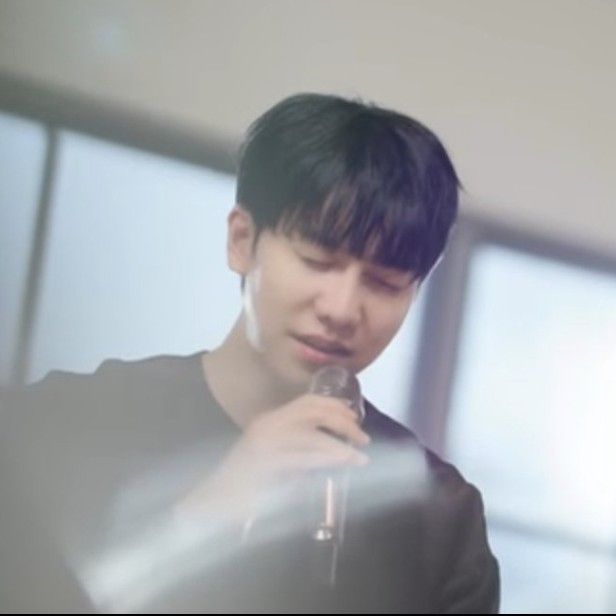 A moment captured by a fan of Lee Seunggi