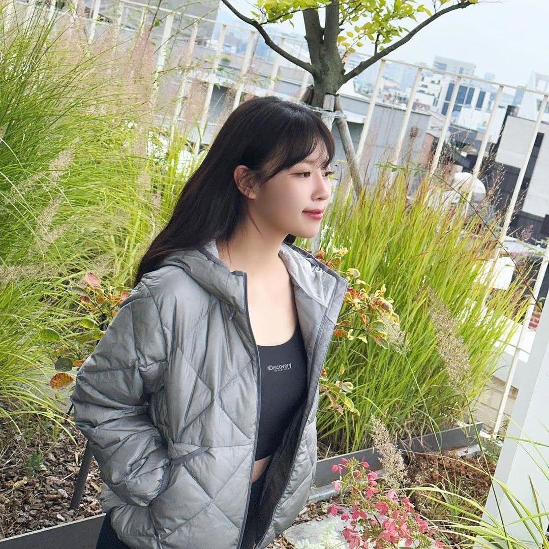 Behind-the-scenes cut of Lee Mijoo