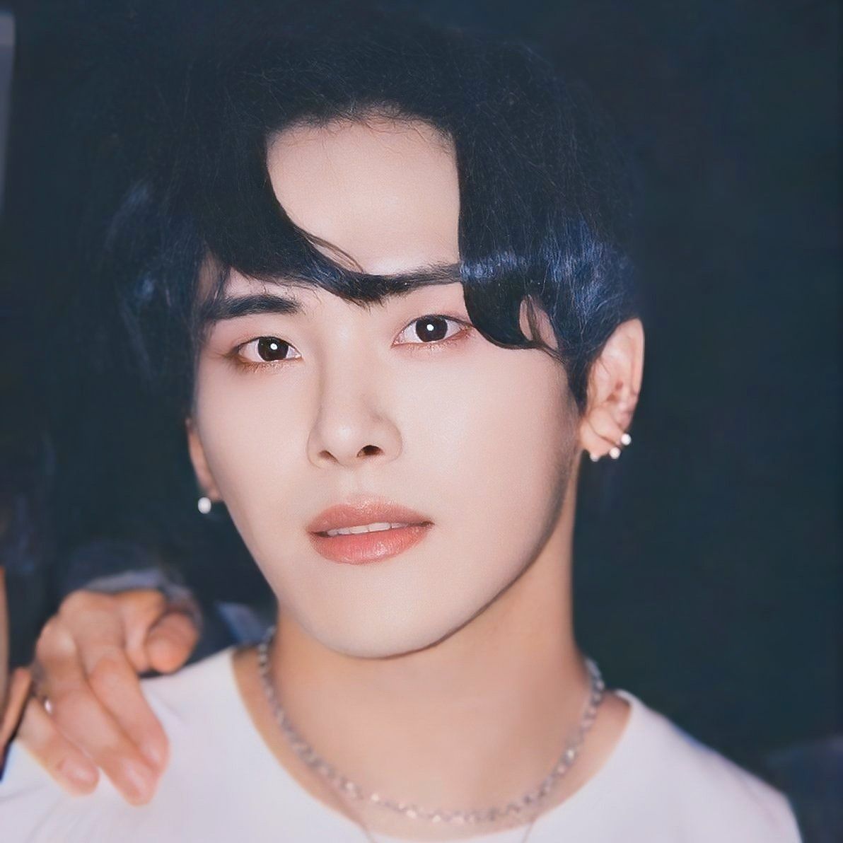 Behind-the-scenes cut of Hoya