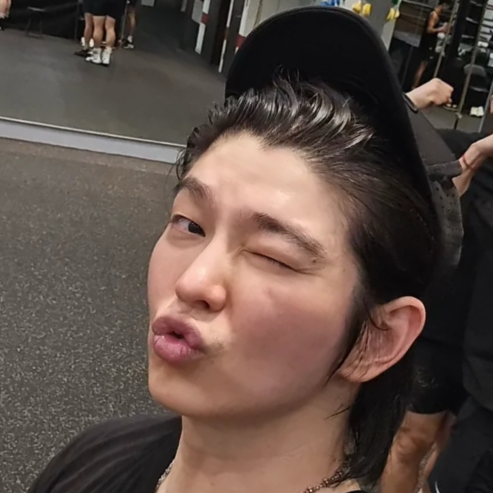 A moment captured by a fan of Yoon Kyunsang