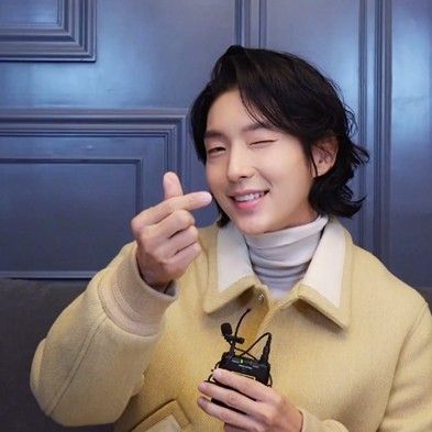 A moment captured by a fan of Lee Joongi