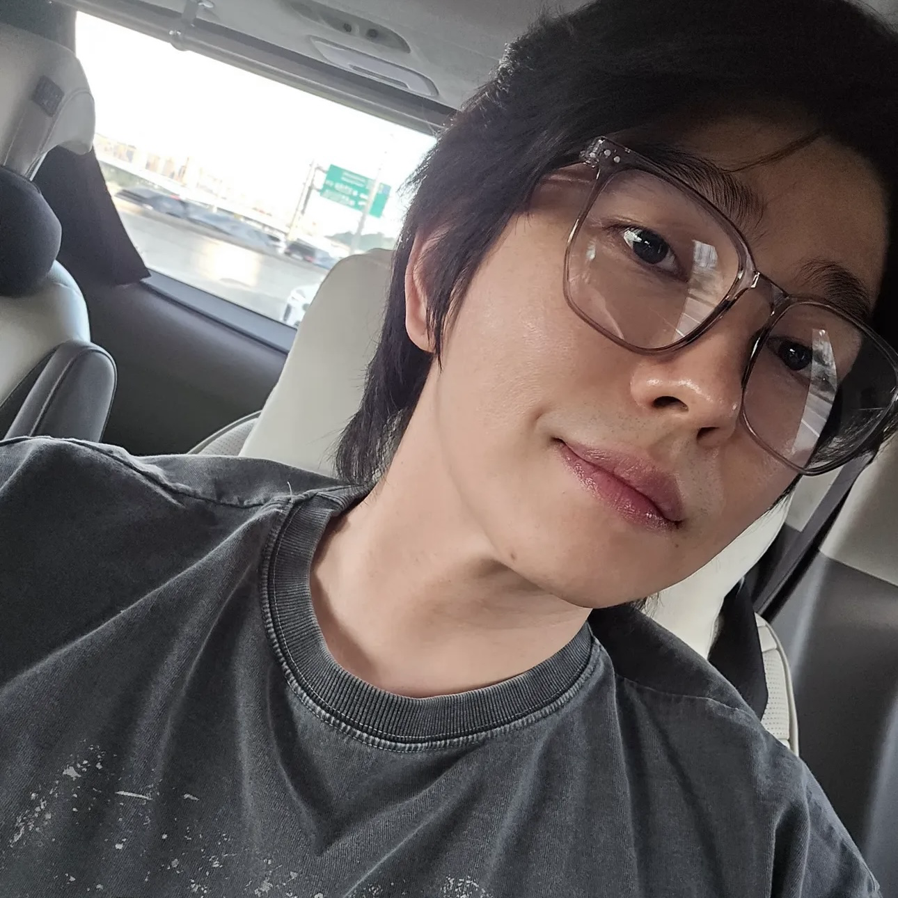 A moment captured by a fan of Yoon Kyunsang