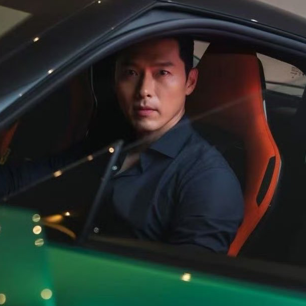Momen yang diabadikan oleh penggemar Hyun Bin