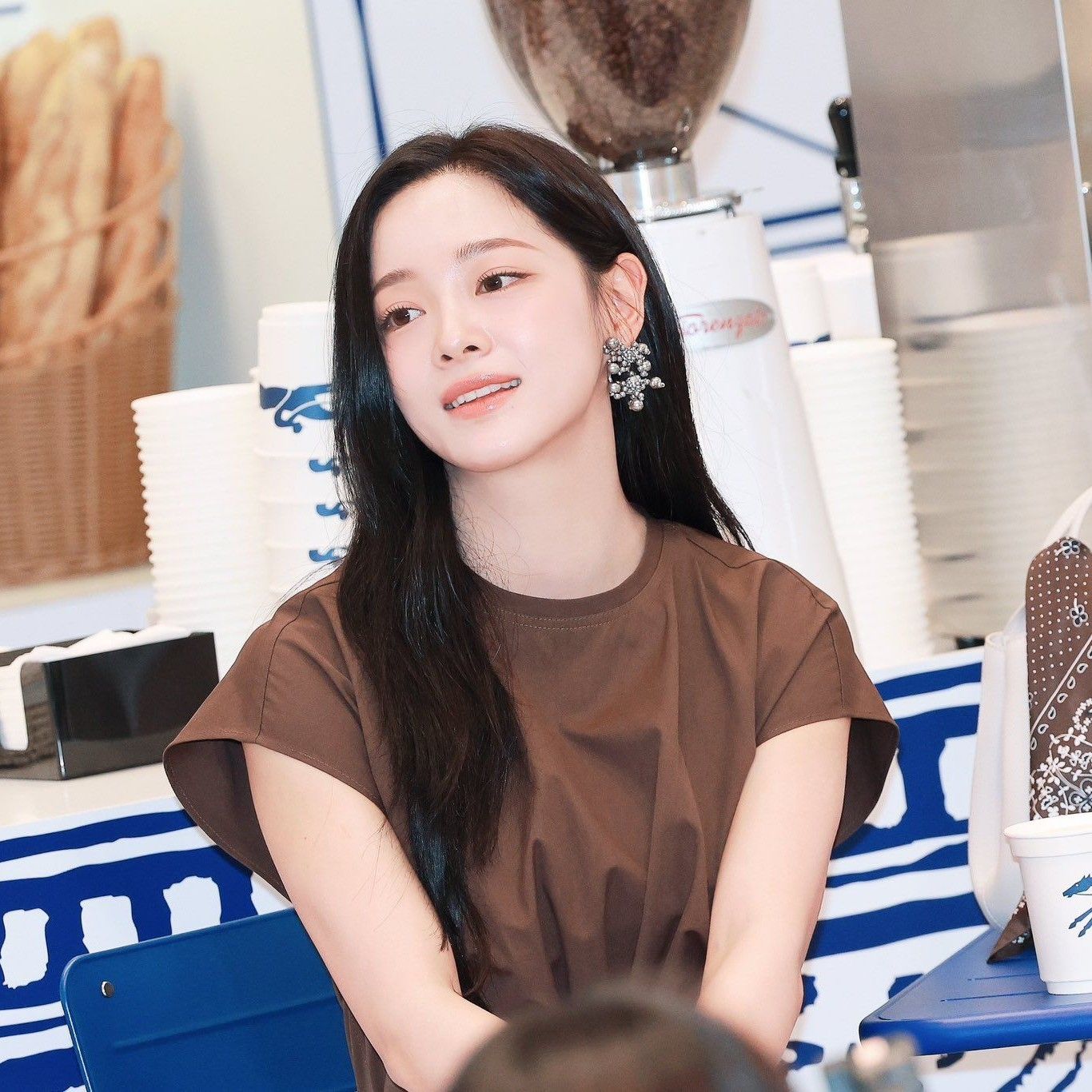 Behind-the-scenes cut of Kim Sejeong