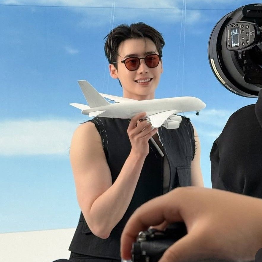 A moment captured by a fan of Lee Jongsuk