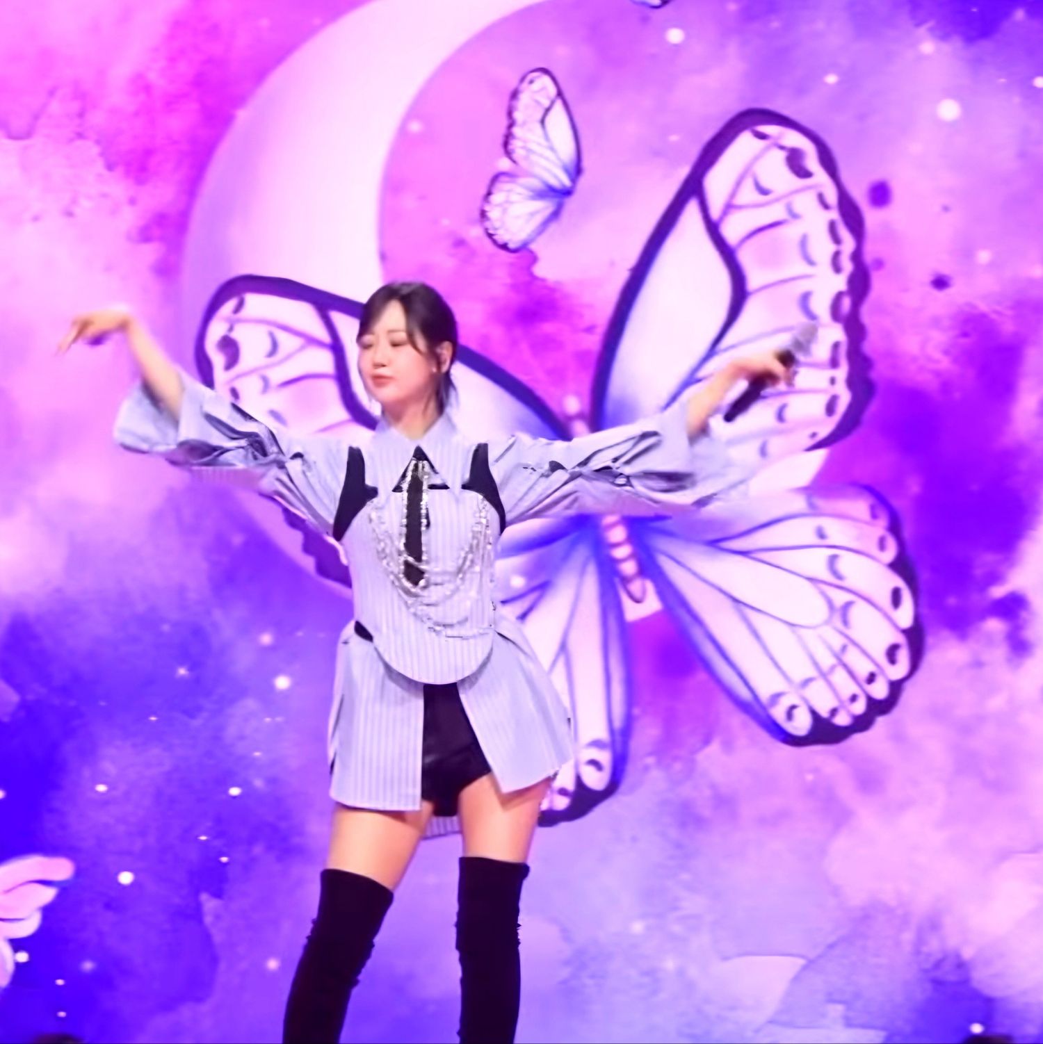 Behind-the-scenes cut of Kang Hyeyeon