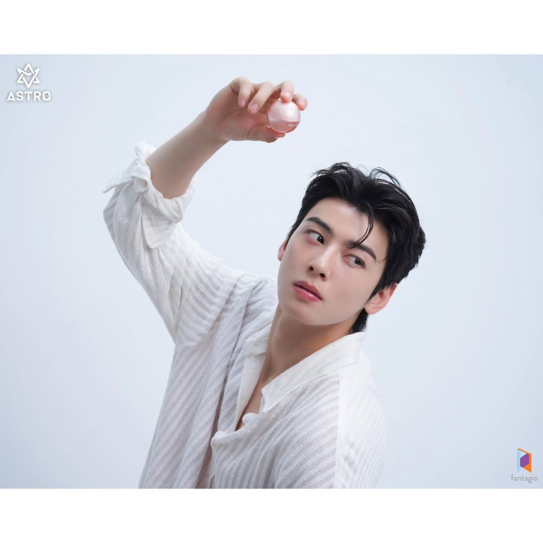 A moment captured by a fan of Cha Eunwoo