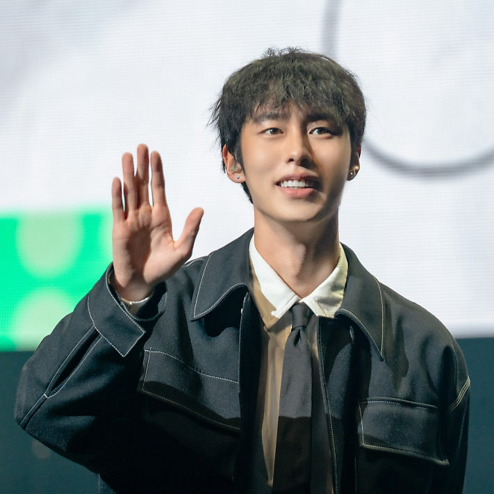 Behind-the-scenes cut of Lee Jaewook