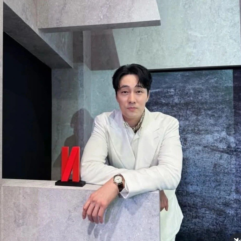 Behind-the-scenes cut of So Jisub