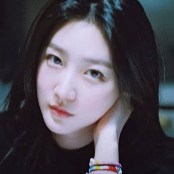 Behind-the-scenes cut of Kim Saeron