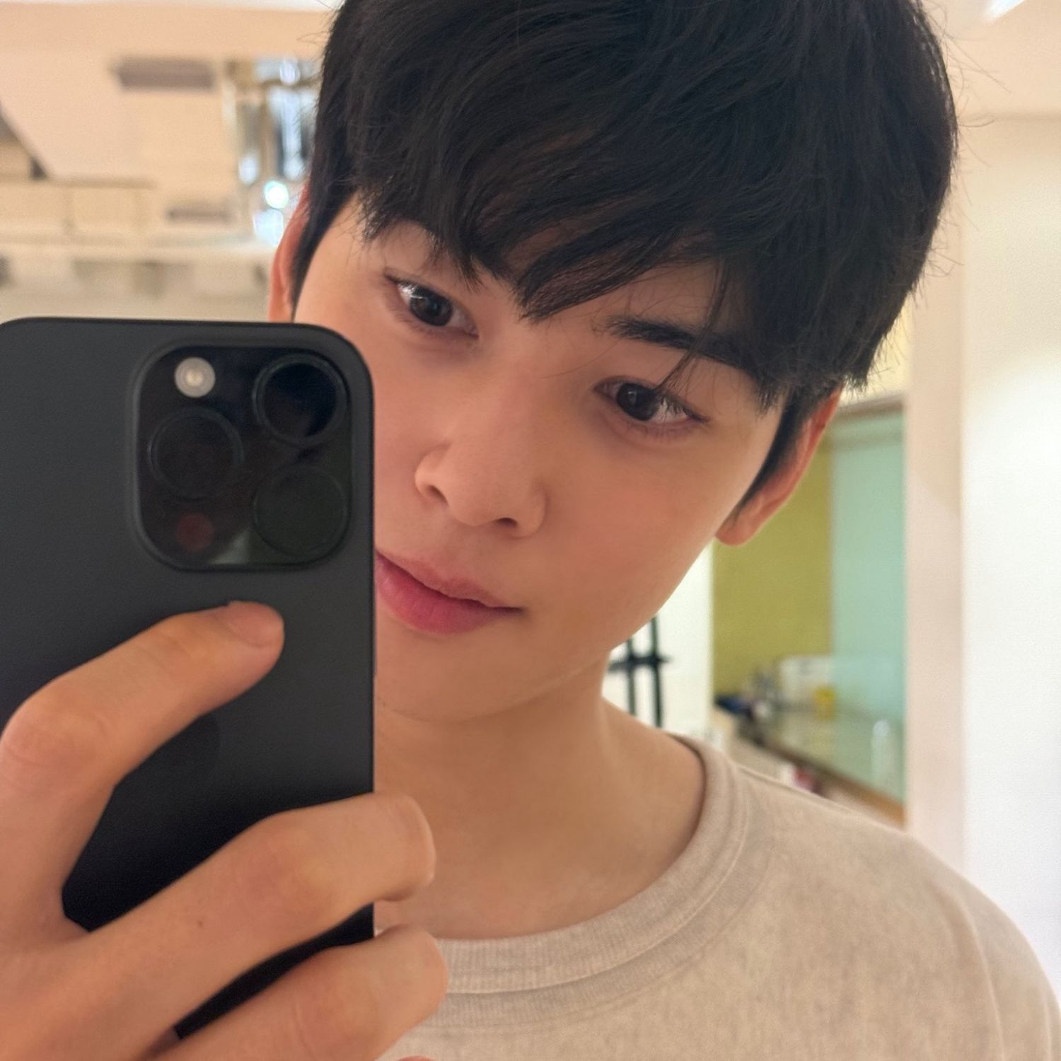 Behind-the-scenes cut of Cha Eunwoo