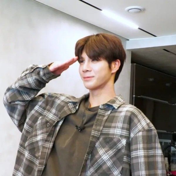 Behind-the-scenes cut of Jeong Dongwon