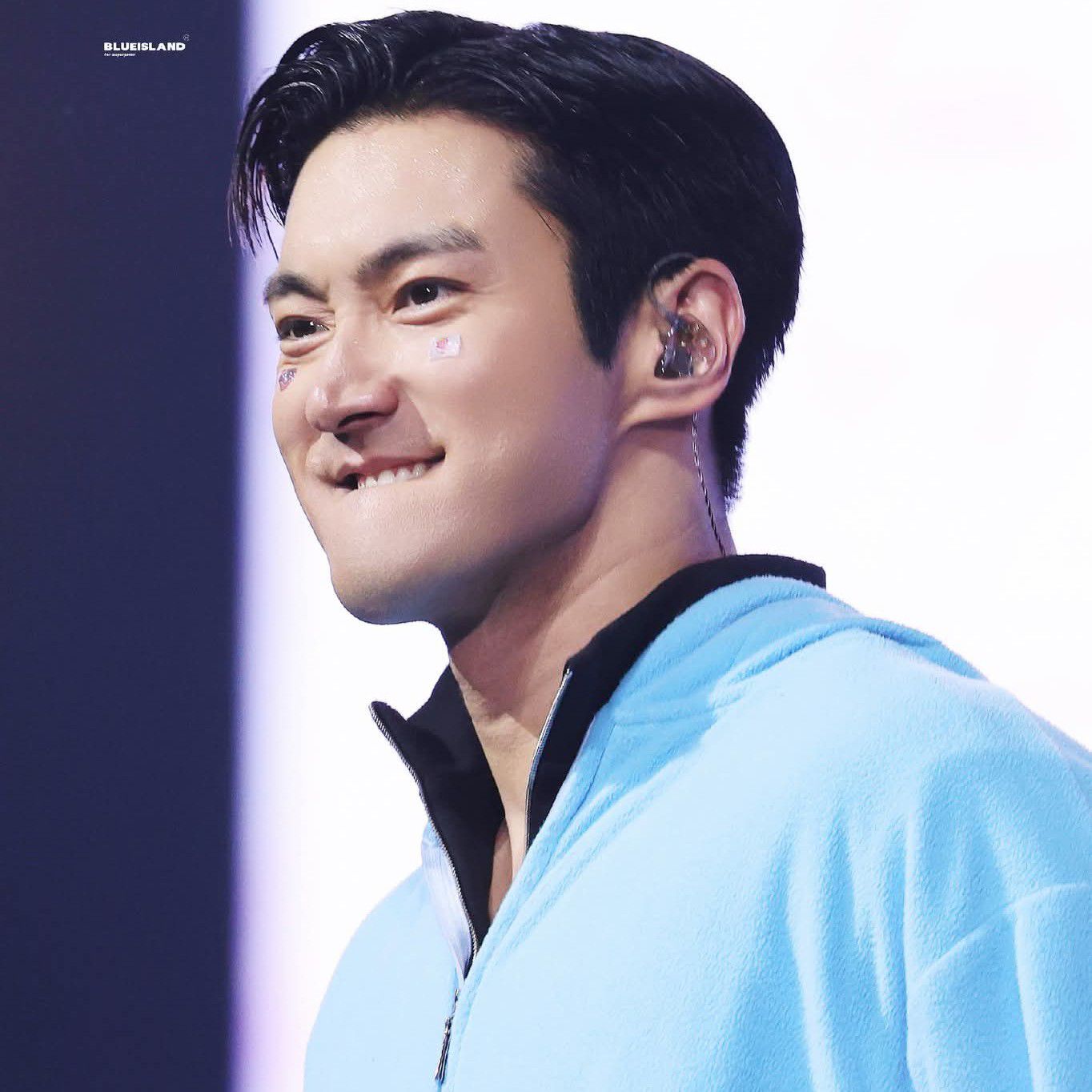 Recent activity shot of Choi Siwon