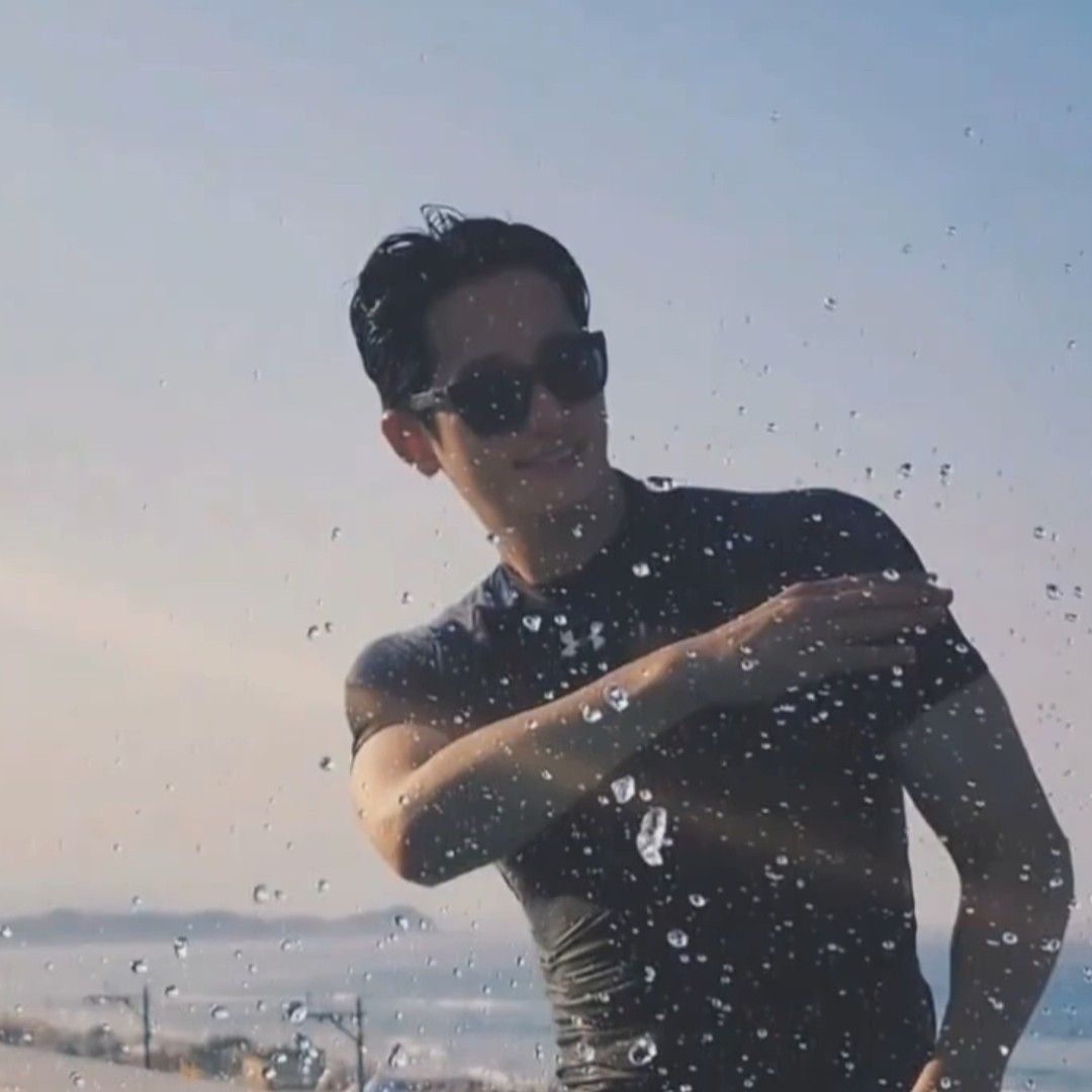 A moment captured by a fan of Park Sihoo