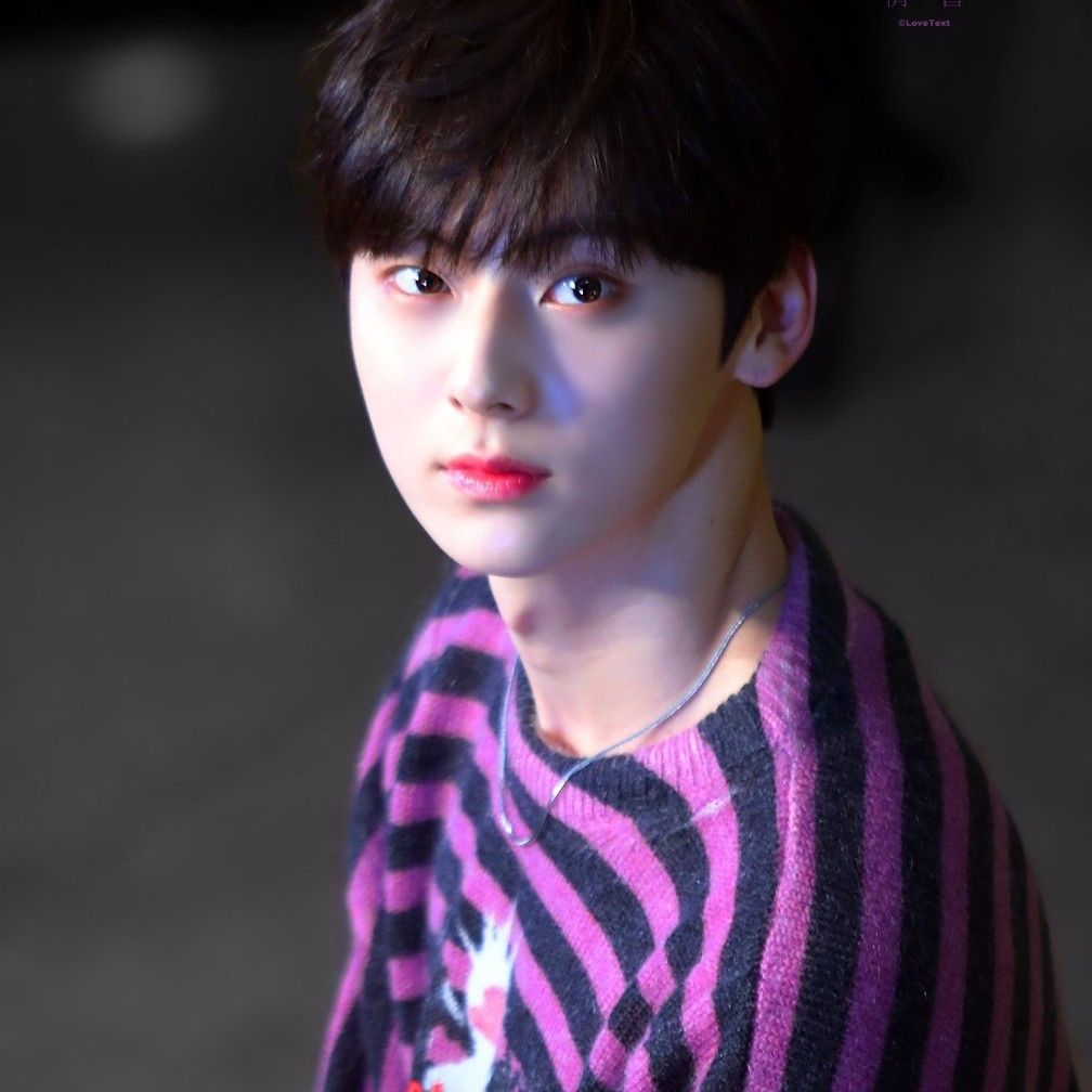 A moment captured by a fan of Hwang Minhyun