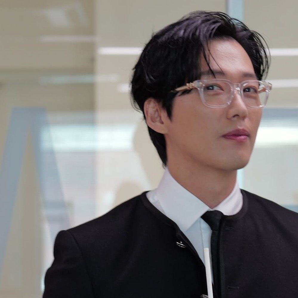 Behind-the-scenes cut of Namkoong Min