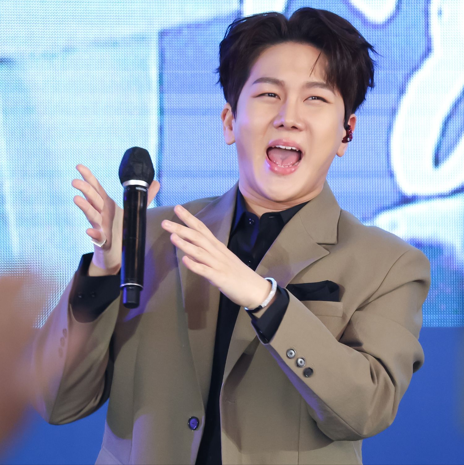 Behind-the-scenes cut of Kim Soochan