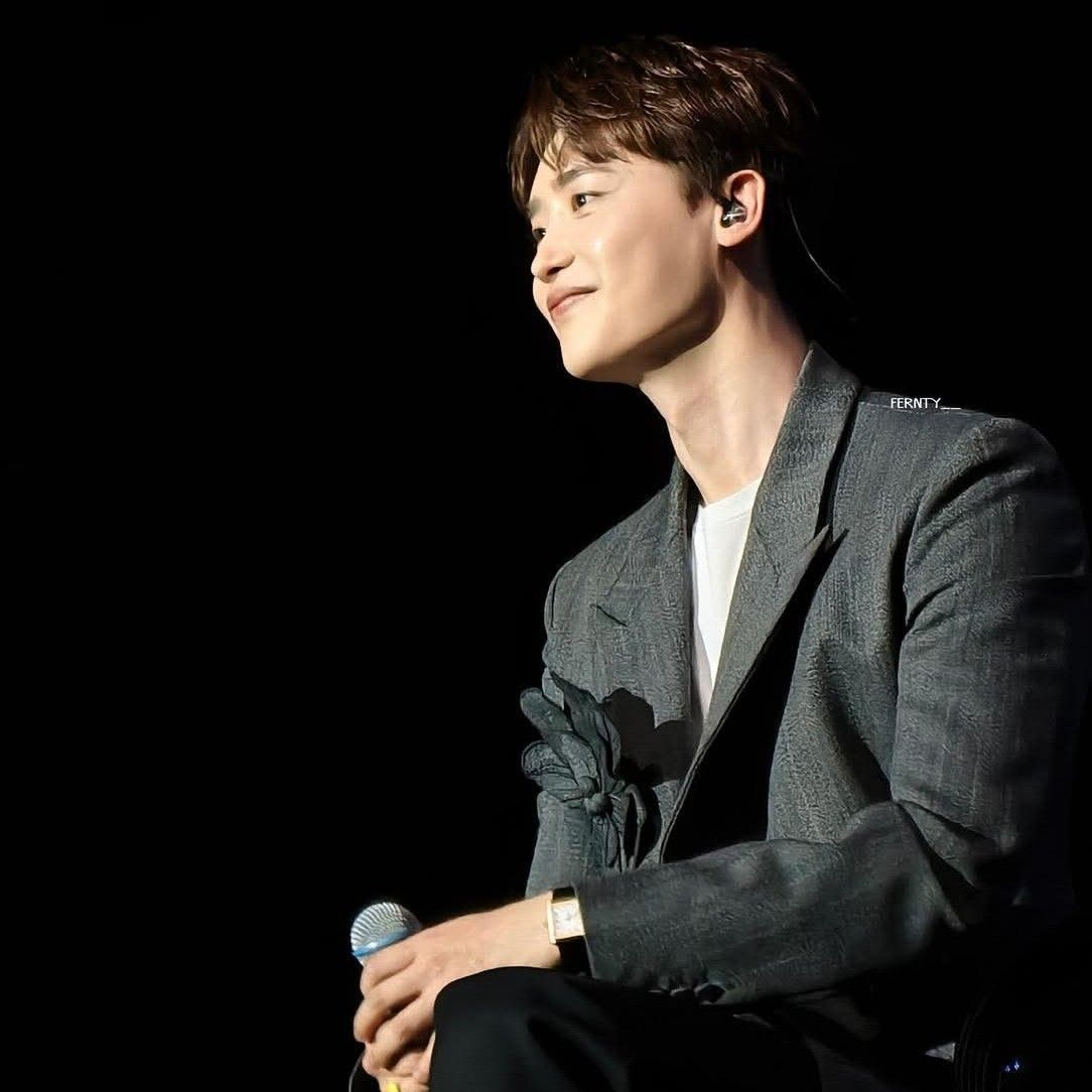 A moment captured by a fan of Lee Jongsuk
