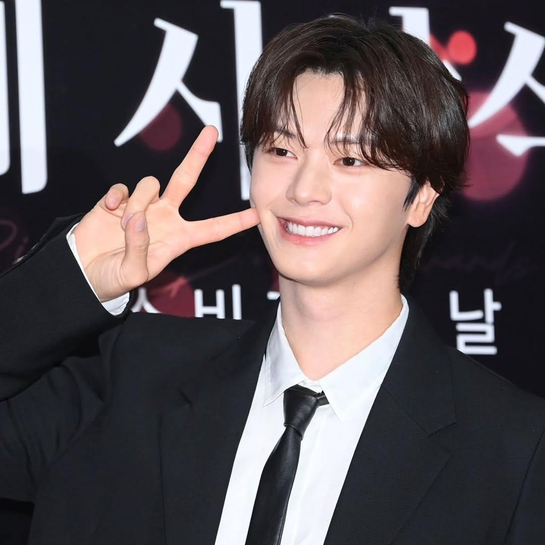 A moment captured by a fan of Yook Sungjae