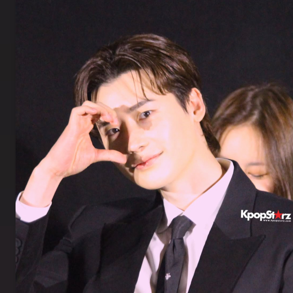 A moment captured by a fan of Lee Jongsuk