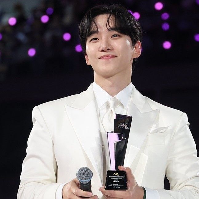 イ・ジュノのビハインドカット