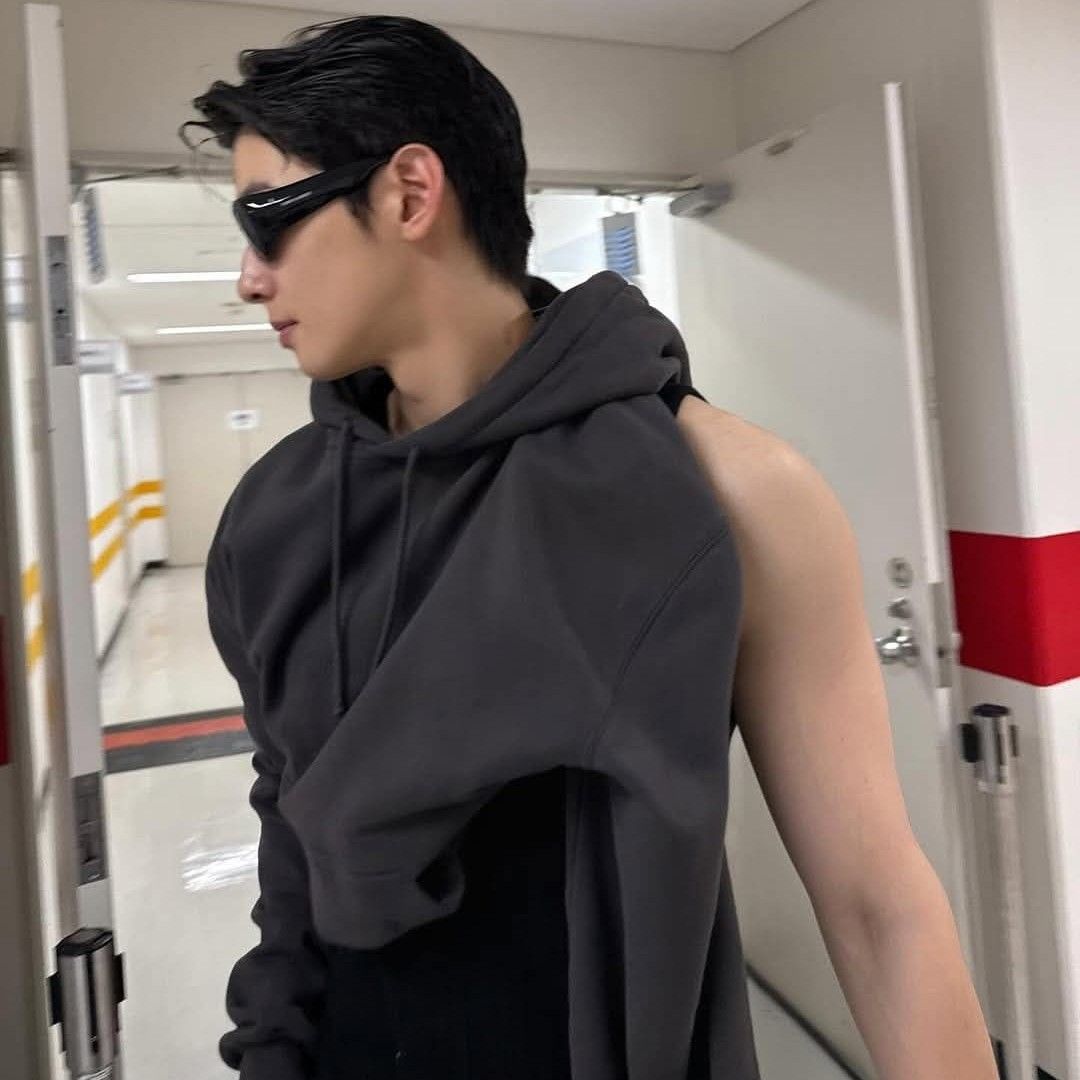 Behind-the-scenes cut of Cha Eunwoo