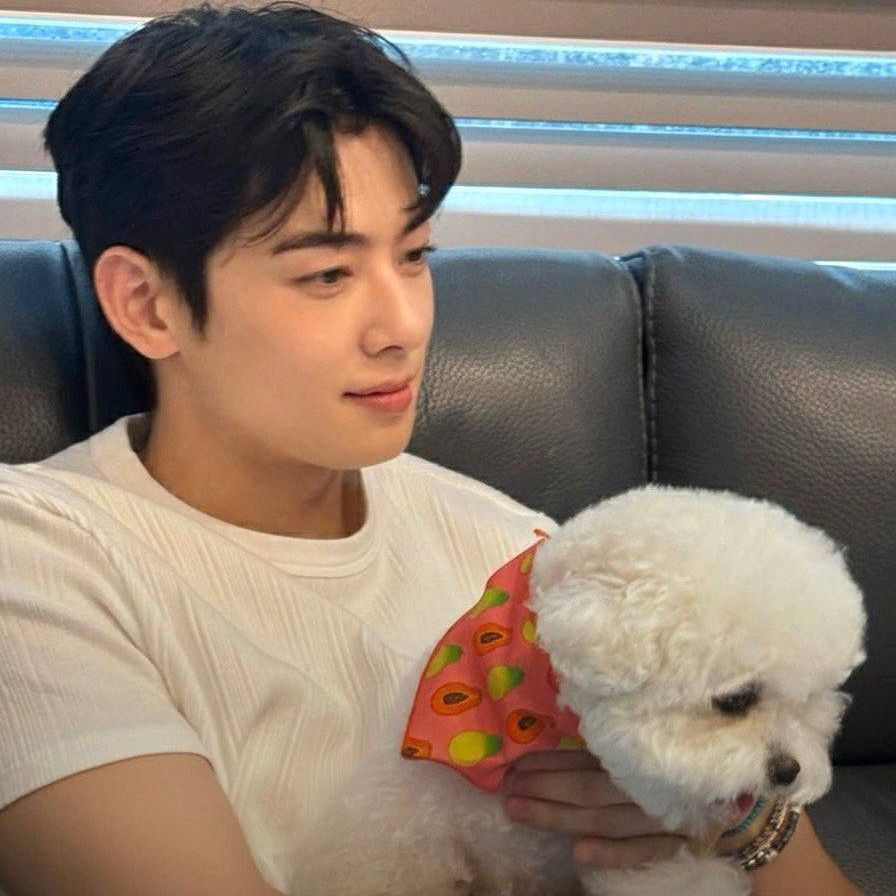 Behind-the-scenes cut of Cha Eunwoo