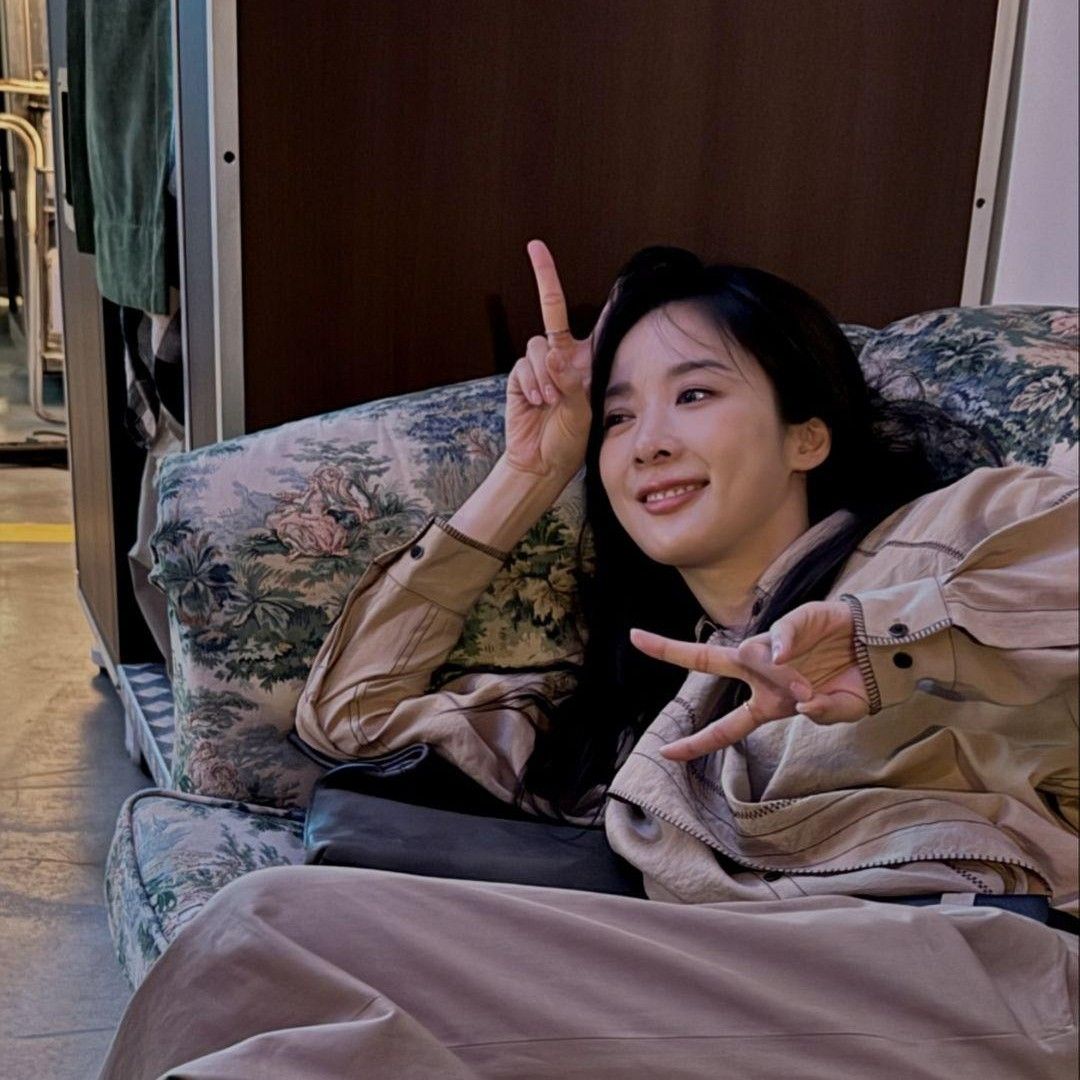Behind-the-scenes cut of Lee Chungah