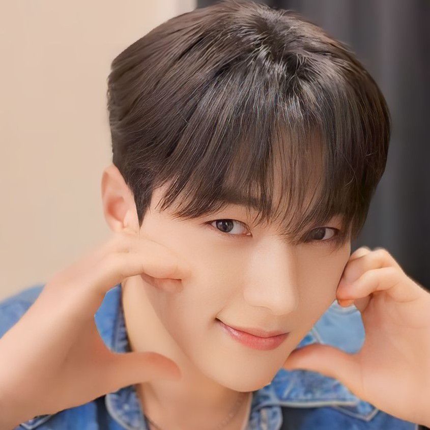 Recent activity shot of Kim Myungsoo (L)