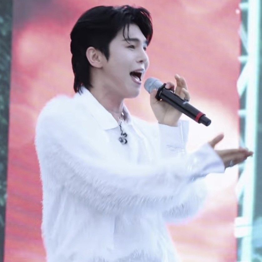 A moment captured by a fan of Kim Junsu (1991)