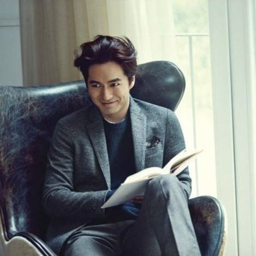 Behind-the-scenes cut of Lee Jinwook
