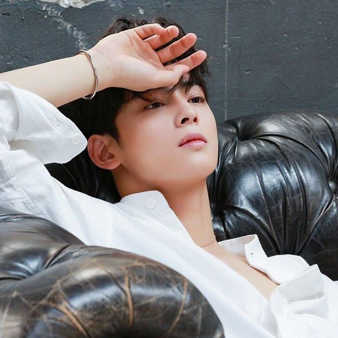 Behind-the-scenes cut of Cha Eunwoo