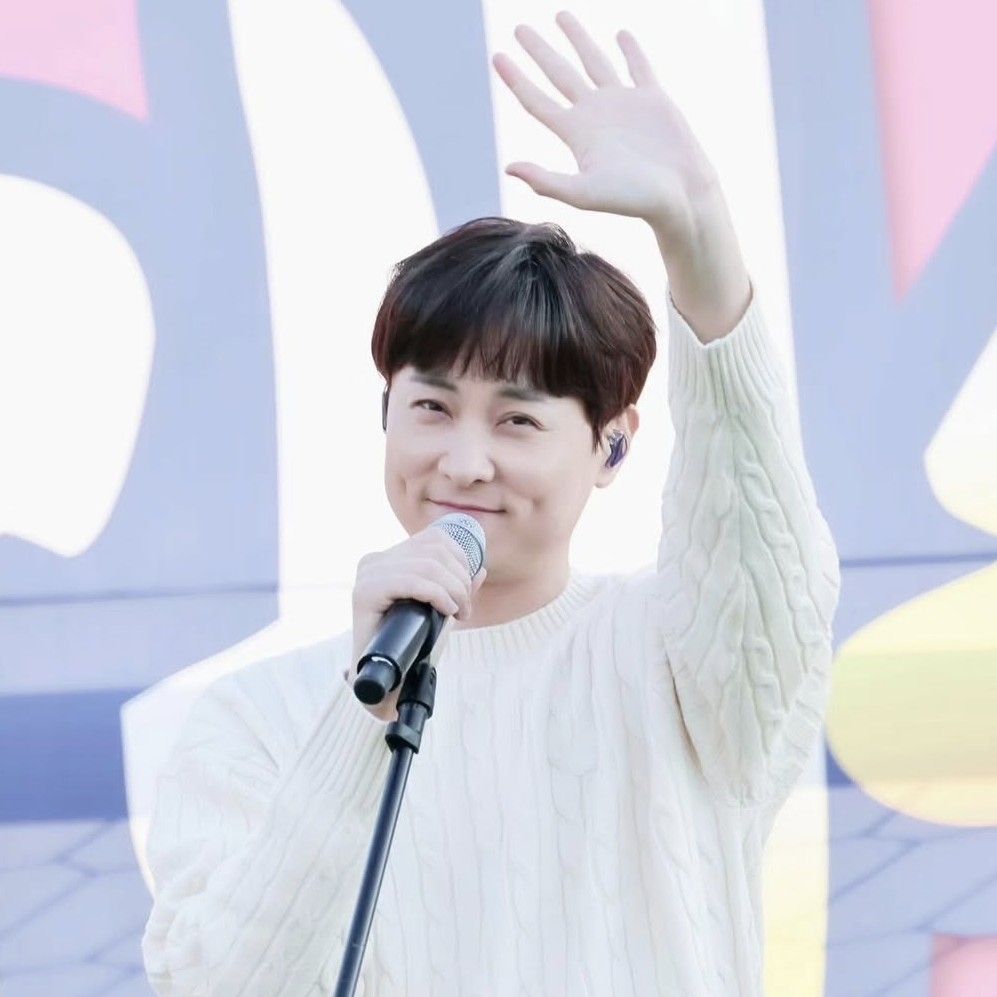 A moment captured by a fan of Min Kyunghoon