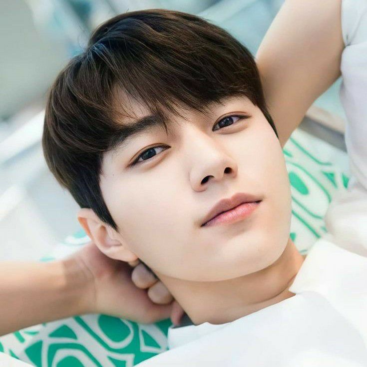 Behind-the-scenes cut of Kim Myungsoo (L)
