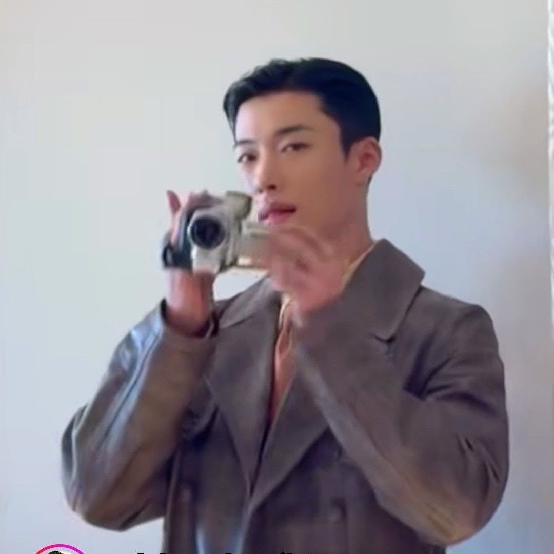 A moment captured by a fan of Woo Dohwan