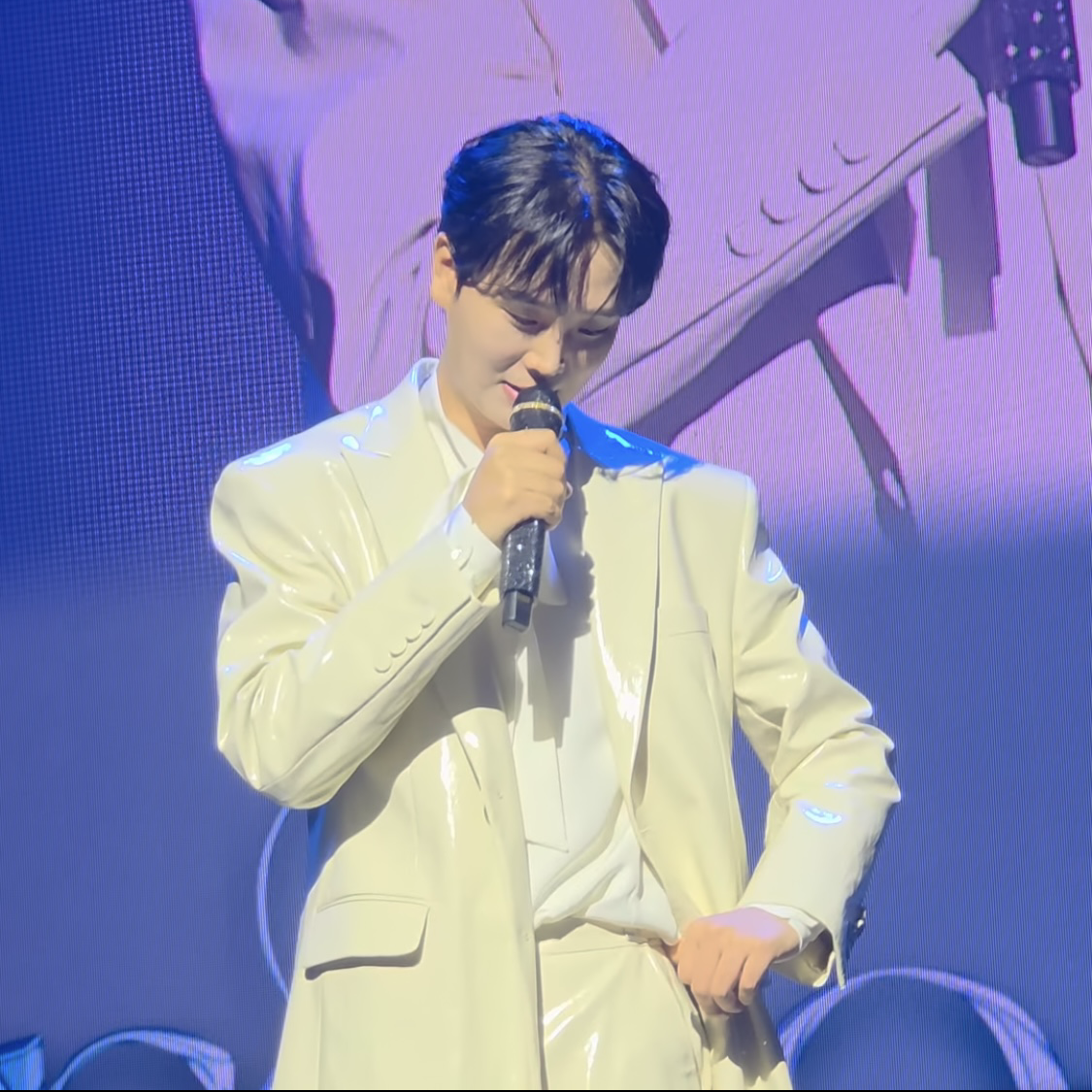 A moment captured by a fan of Song Minjun