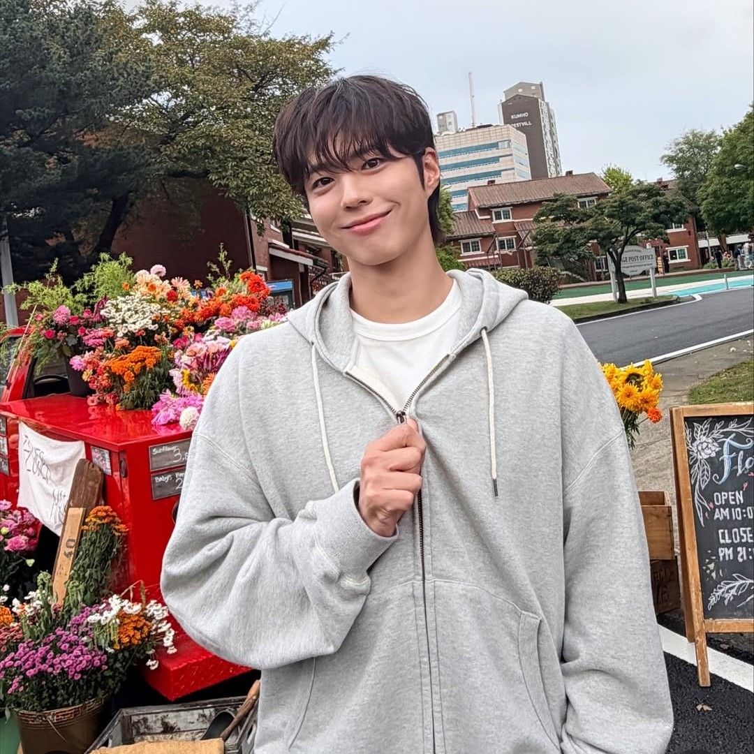 A moment captured by a fan of Park Bogum