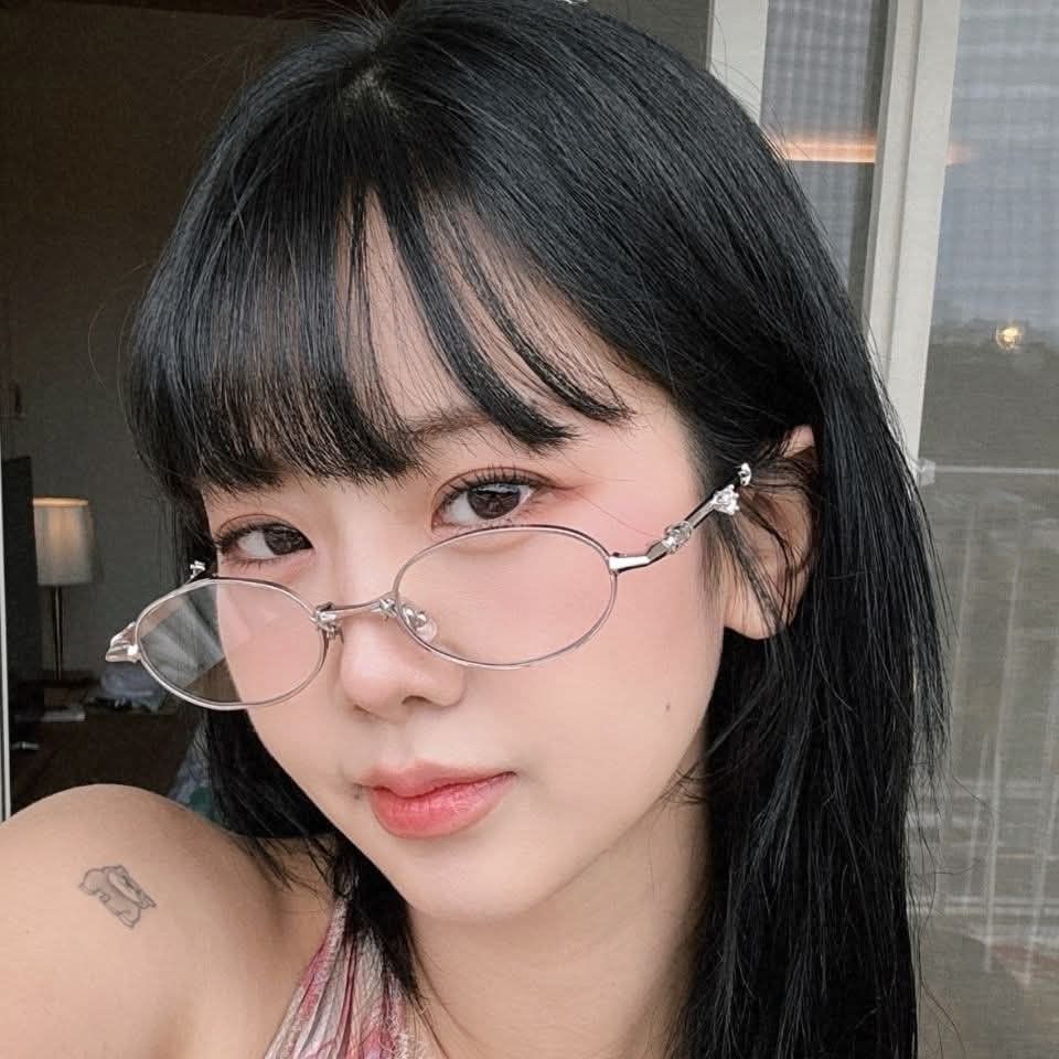 Behind-the-scenes cut of Kang Hyeyeon
