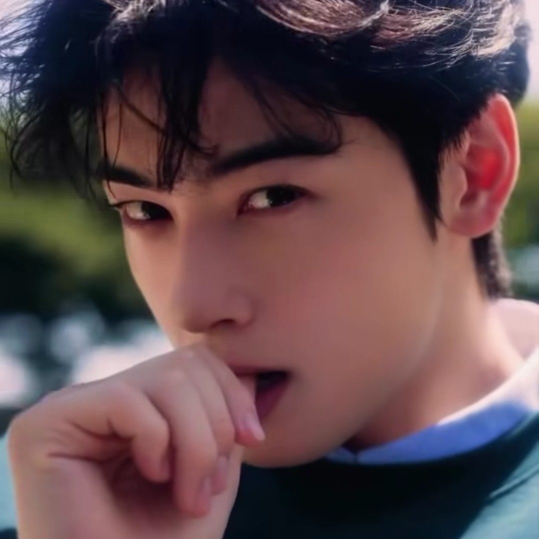 A moment captured by a fan of Cha Eunwoo