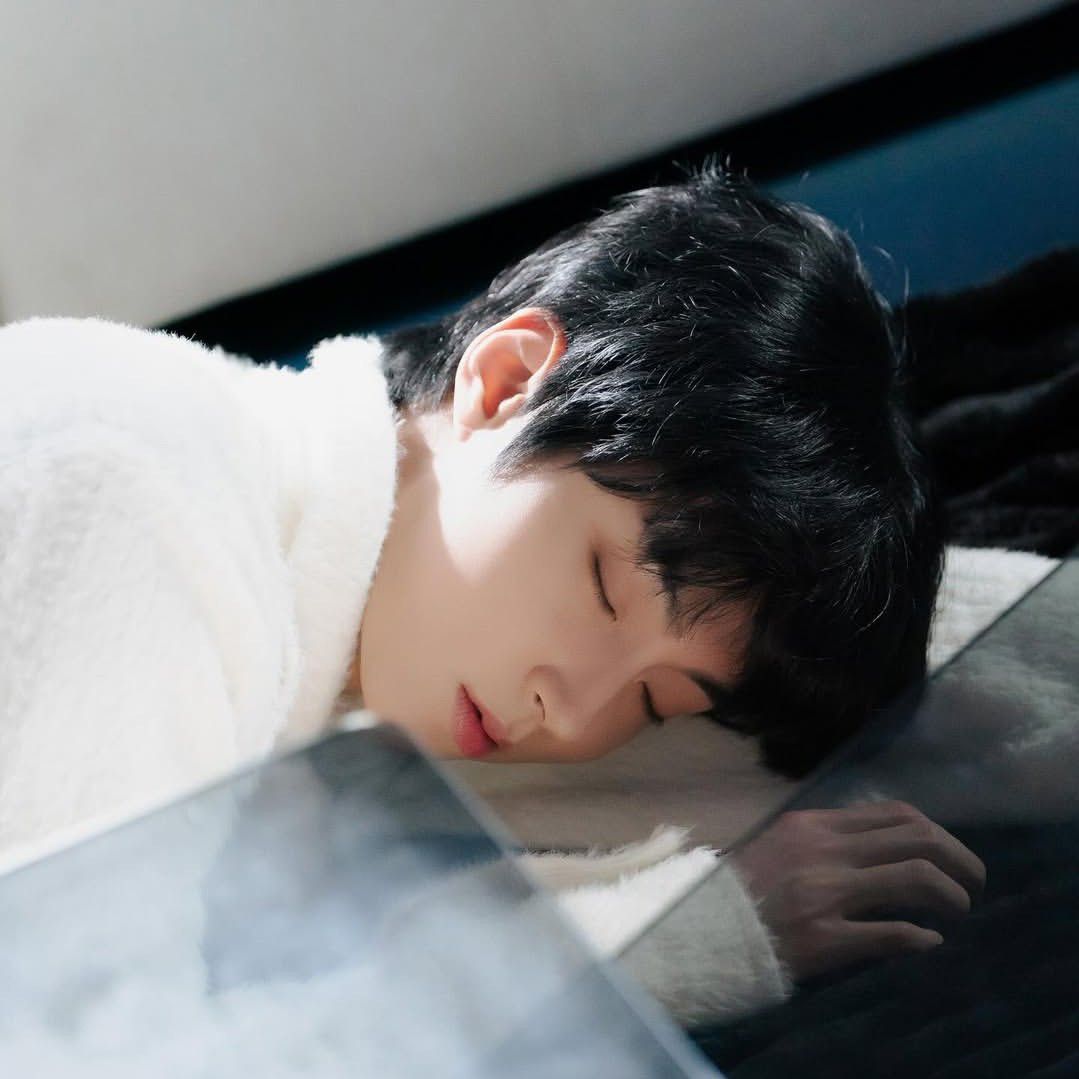 Momen yang diabadikan oleh penggemar Hwang Inyoup