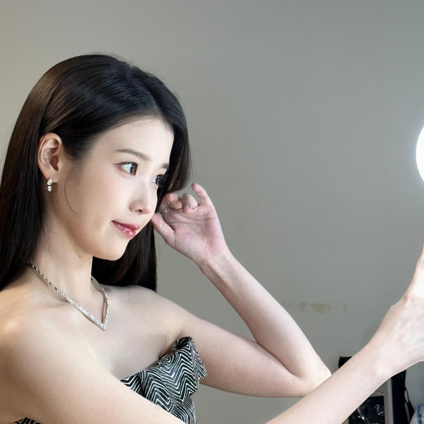 Behind-the-scenes cut of IU