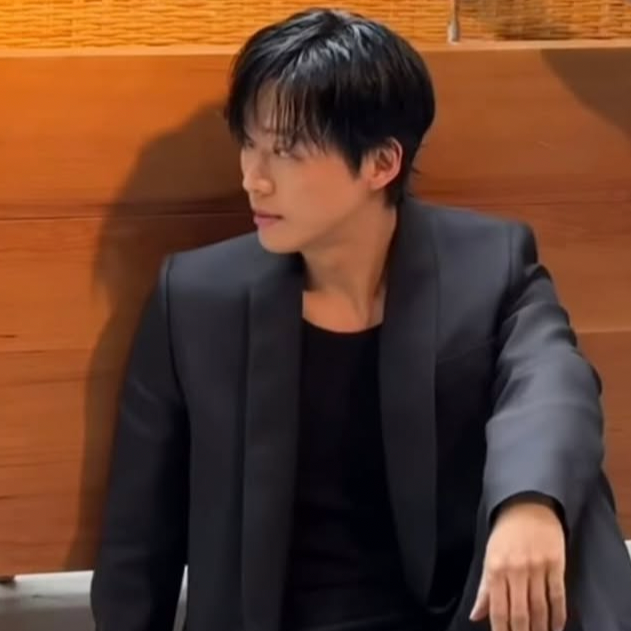 Behind-the-scenes cut of Namkoong Min