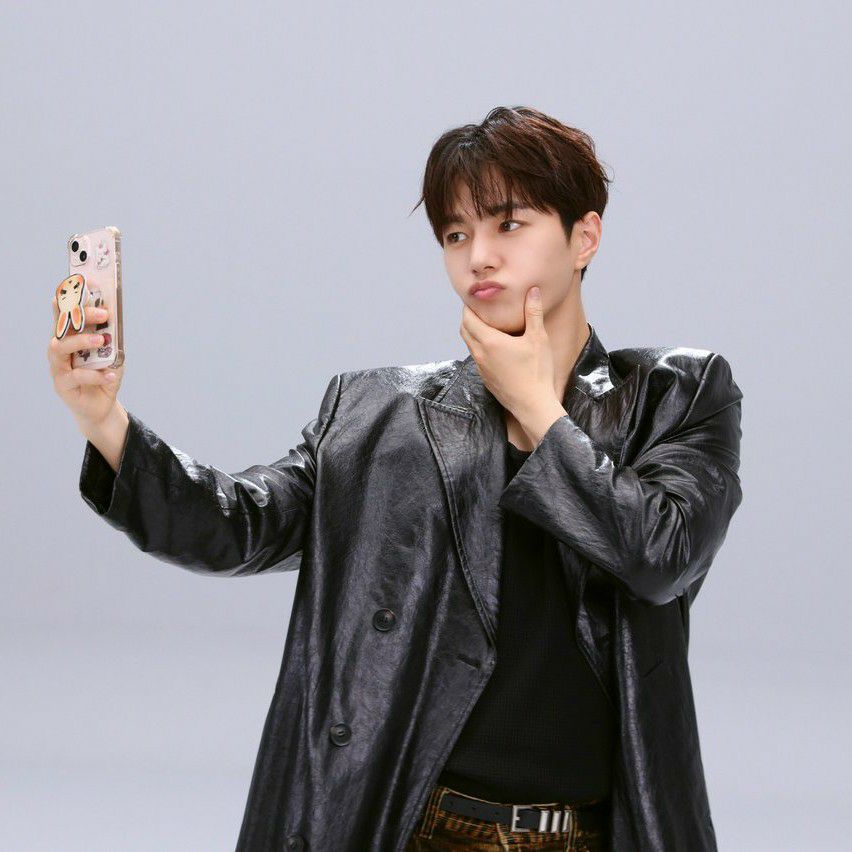 Behind-the-scenes cut of Kim Myungsoo (L)