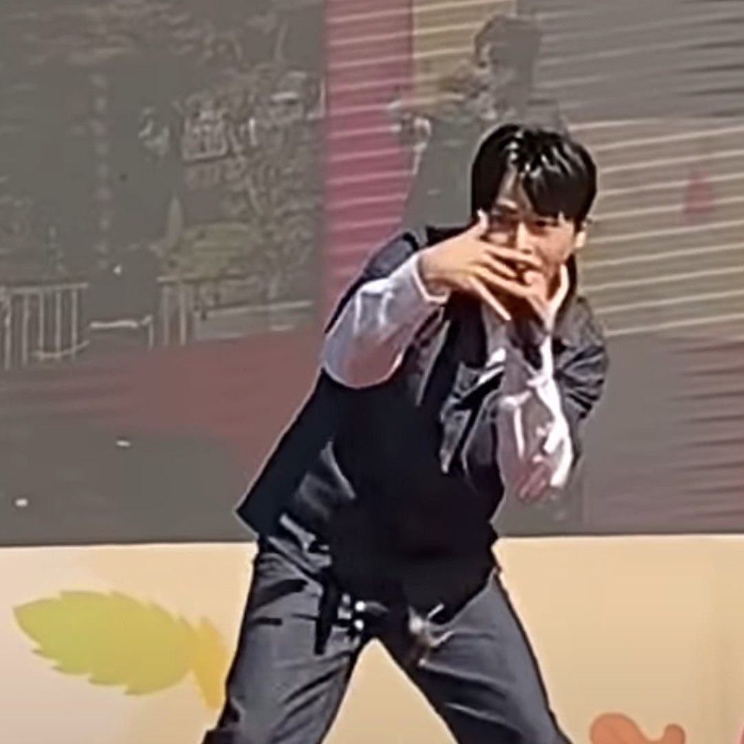 A moment captured by a fan of Seong Ri