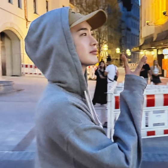 Behind-the-scenes cut of Lee Jongsuk