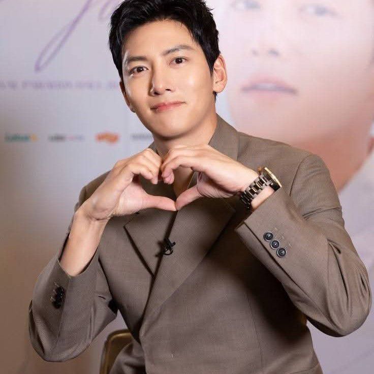 Behind-the-scenes cut of Ji Changwook