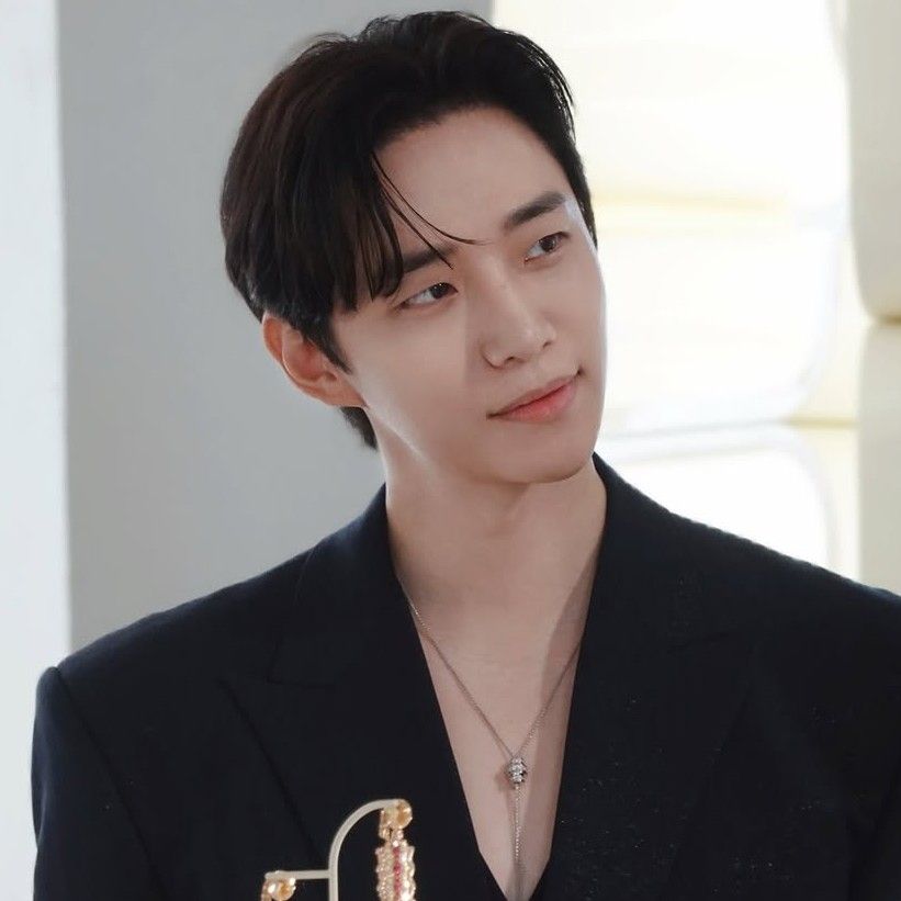 Behind-the-scenes cut of Lee Junho