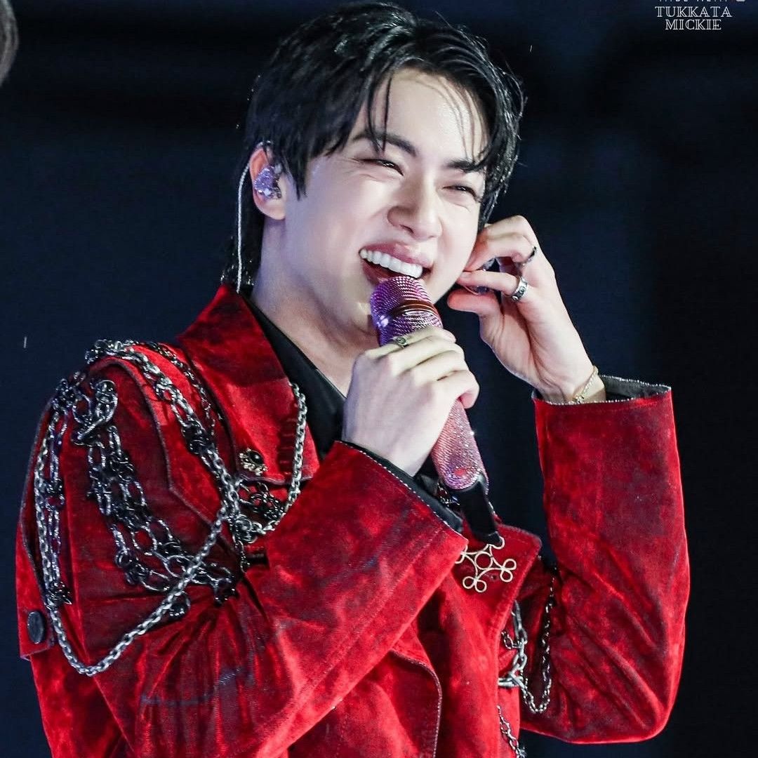 Behind-the-scenes cut of Lee Joongi